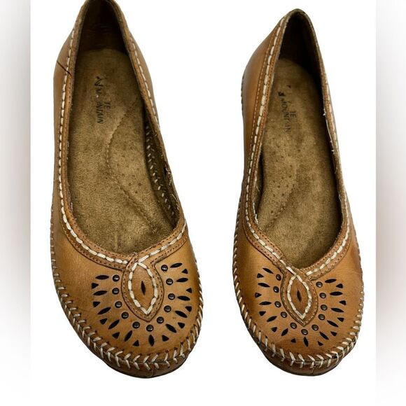 Vintage Shoes - Vintage Leather White Mountain Tan Brown Heels Closed Toe Almond Toe Small Heel